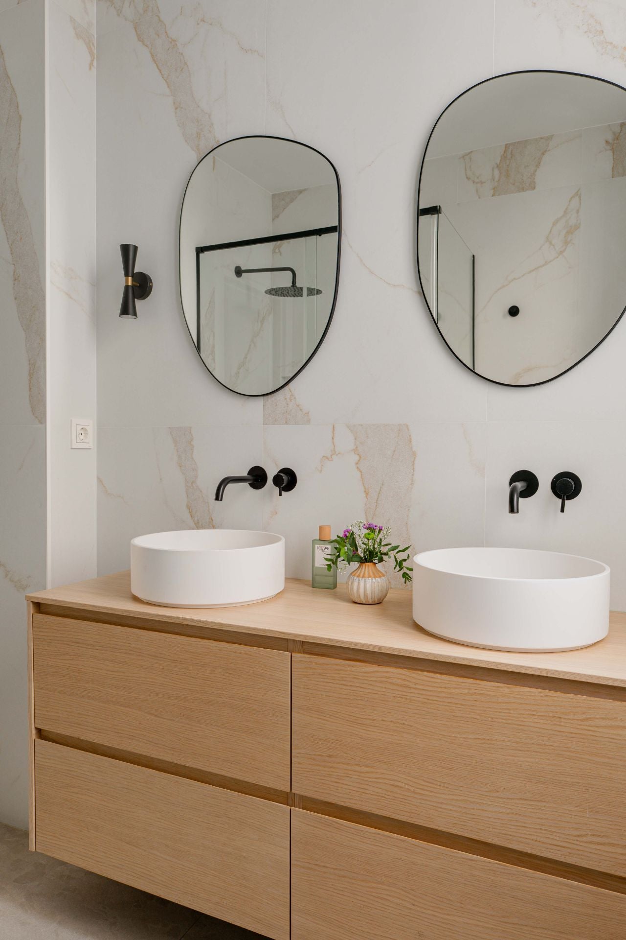 De espacio cerrado a hogar luminoso: la metamorfosis de un piso en Bilbao para una familia con dos niños