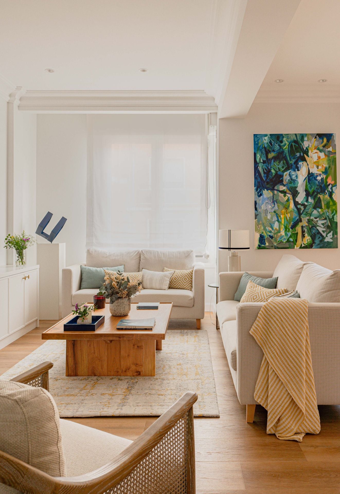 De espacio cerrado a hogar luminoso: la metamorfosis de un piso en Bilbao para una familia con dos niños