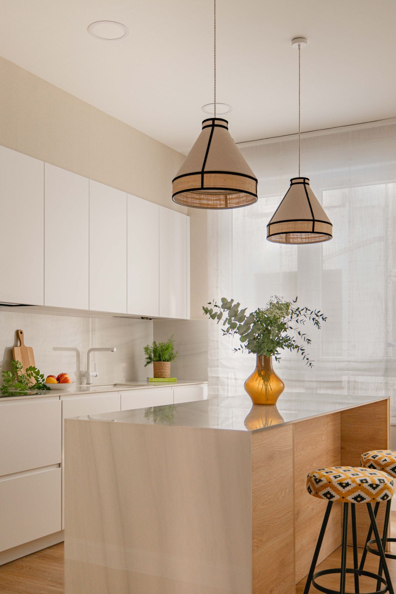 De espacio cerrado a hogar luminoso: la metamorfosis de un piso en Bilbao para una familia con dos niños