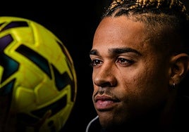 Mariano, con el balón de LaLiga durante la entrevista con EL CORREO.