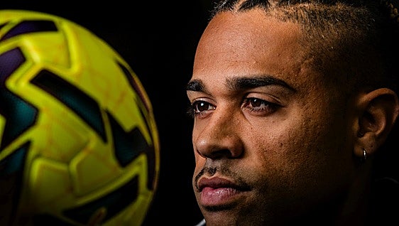 Mariano, con el balón de LaLiga durante la entrevista con EL CORREO.