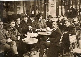 Unamuno en París -el quinto por la izquierda-,presidiendo una tertulia de intelectuales españoles exiliados, con Eduardo Ortega y Gasset entre otros.