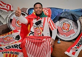 'Sisplau' posa rodeado de elementos de animación del Girona.