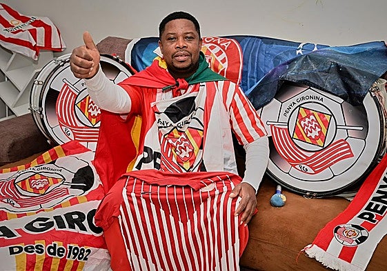 'Sisplau' posa rodeado de elementos de animación del Girona.