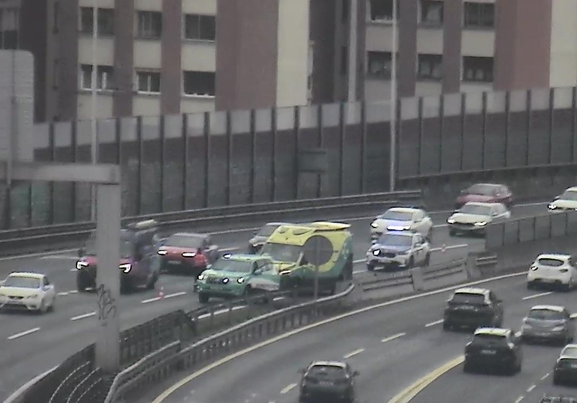 Una ambulancia averiada en el puente de Rontegi.