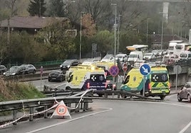 Retenciones kilométricas en la A-8 y en el Txorierri... y ambulancias atrapadas en Galdakao