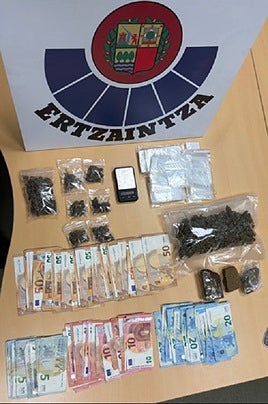 Las indagaciones se centraron en torno a una lonja ubicada en el casco viejo, donde presumiblemente se estarían realizando transacciones de sustancias estupefacientes