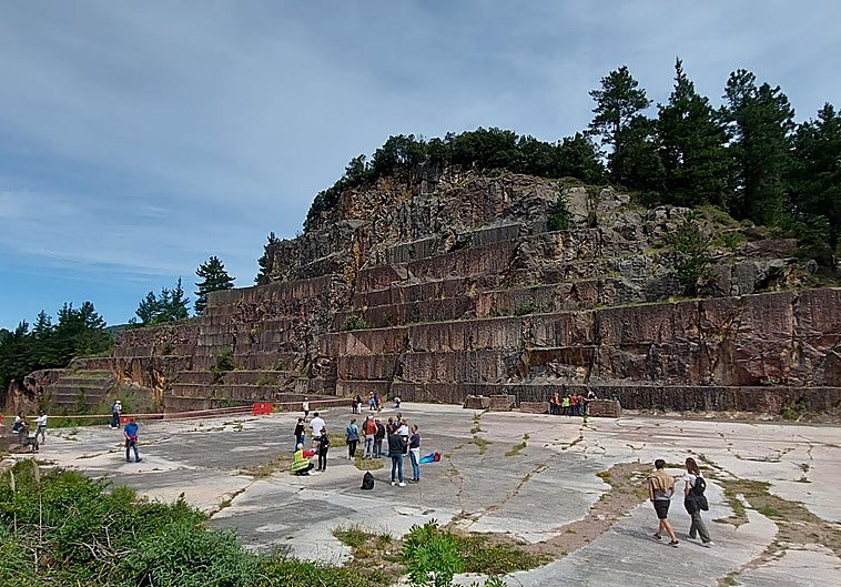 Visitantes recorren la explanada de la cantera Andrabide, de donde se extraía el apreciado mármol rojo en Gautegiz Arteaga.