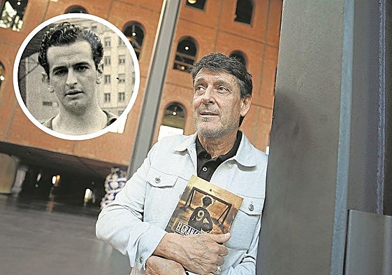 Andoni Ayarza posa con su novela en el Azkuna Zentroa.