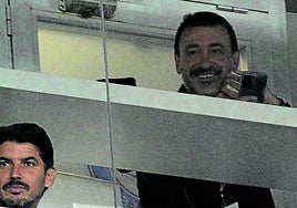 Jesús Galán (arriba, derecha) y sus ayudantes siguieron anoche el Mirandés-Sporting desde una cabina.