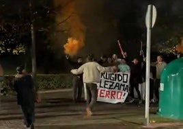 Cohetes, bengalas... la cuadrilla de Hierro homenajea a su amigo en Basauri