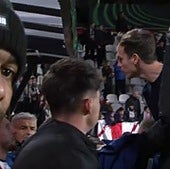 Espectacular bronca de Iñigo Pérez a Iván Balliu, que se marchó molesto por el cambio