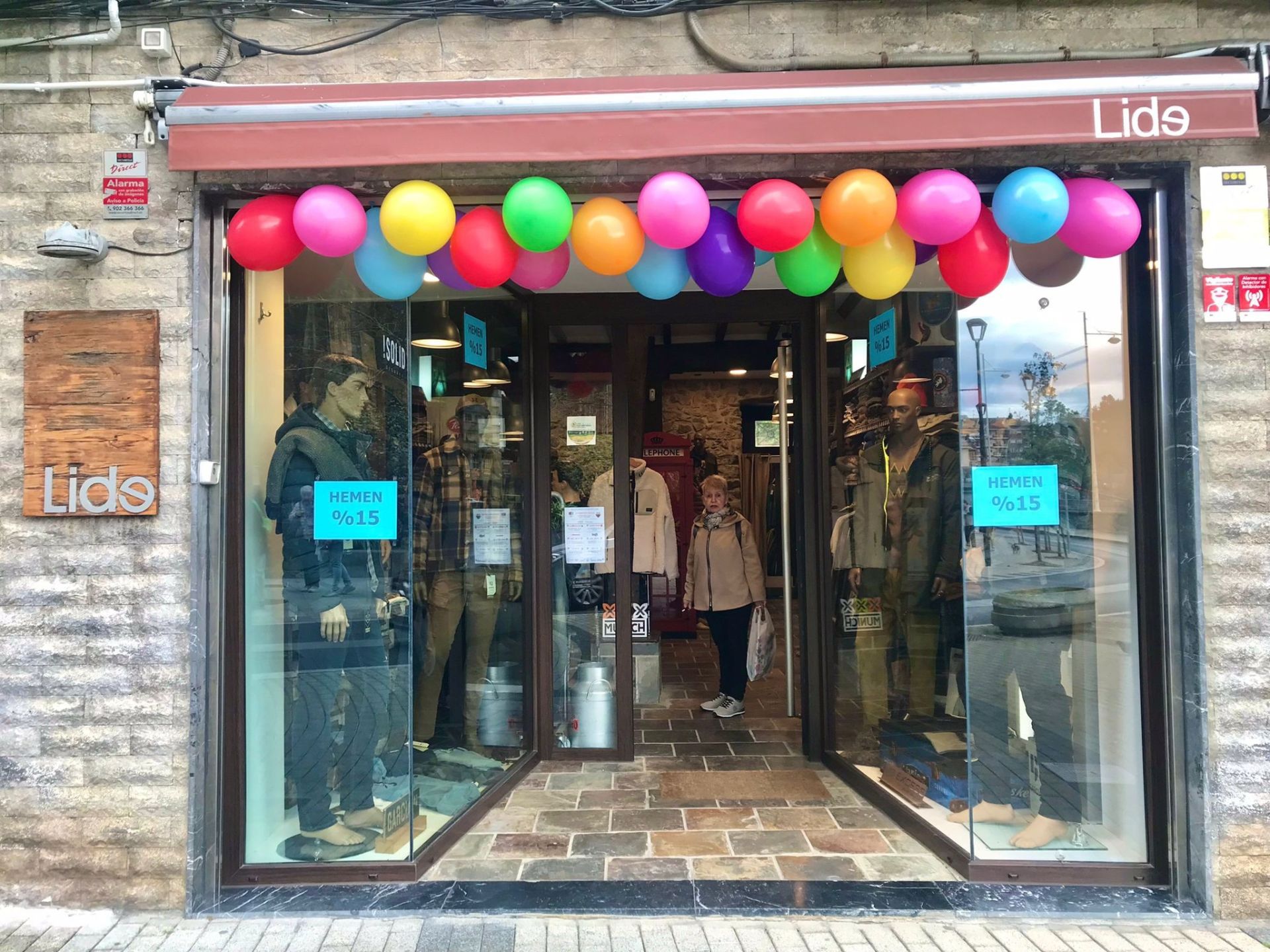 Las tiendas de Ondarroa aplican descuentos para dinamizar el sector.