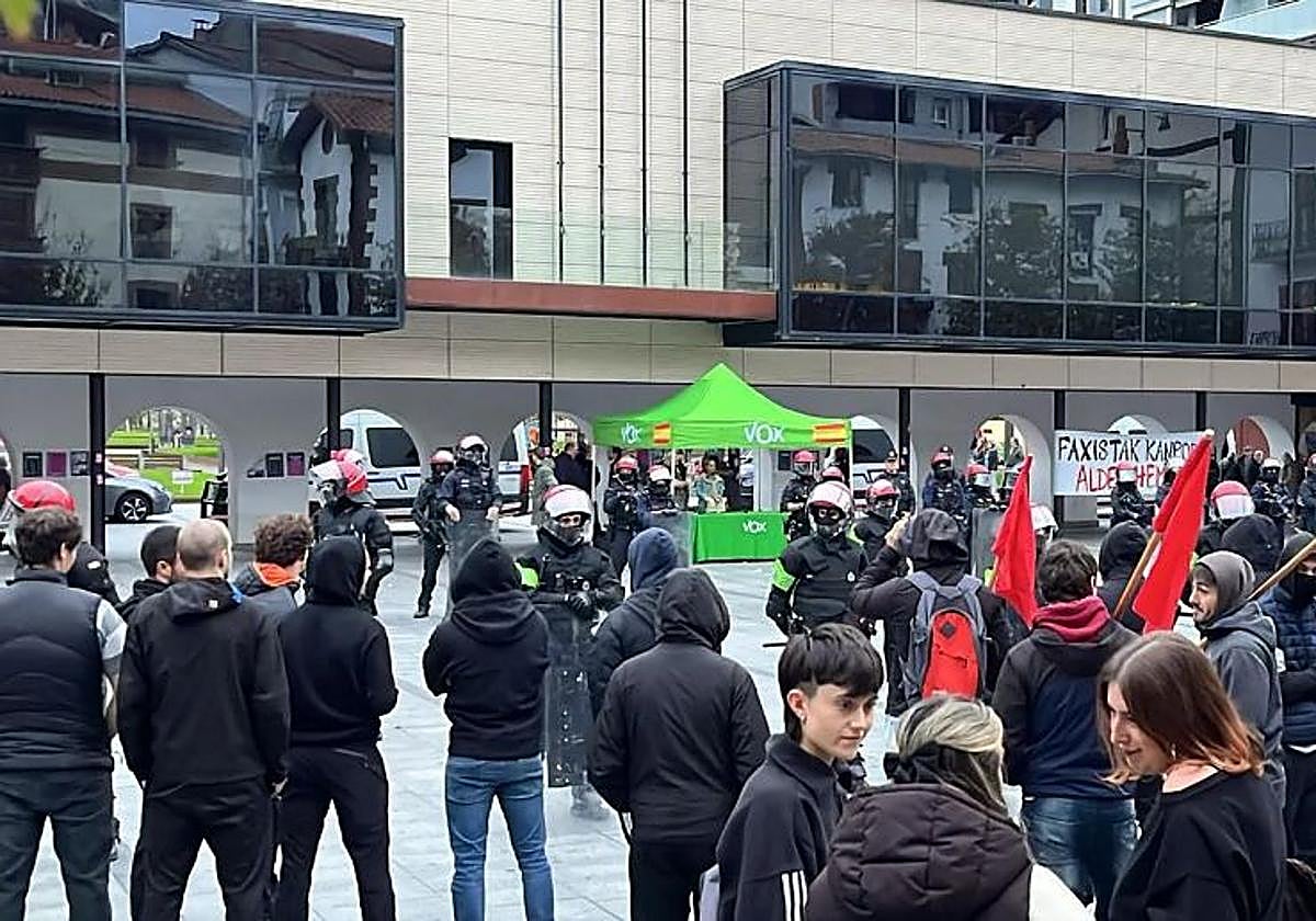 Incidentes en Lasarte-Oria durante una protesta contra la carpa de Vox