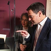 Imanol Pradales eta Ibone Bengoetxea,'Linguae Vasconum Primitiae' liburua aztertzen.