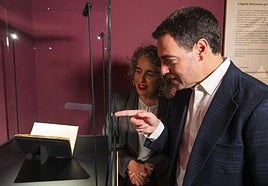 Imanol Pradales eta Ibone Bengoetxea,'Linguae Vasconum Primitiae' liburua aztertzen.