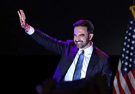 Zohran Mamdani saluda a sus seguidores.