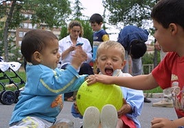 Foto de achivo de varios niños jugando en un parque.