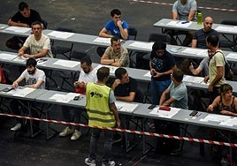 Opositores realizan una prueba para acceder a un puesto en la Administración.