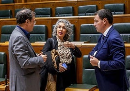 El consejero Alberto Martínez, la vicelehendakari Ibone Bengoetxea y el lehendakari Imanol Pradales, este viernes en el Parlamento vasco.