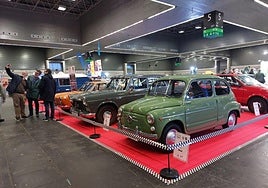 El 600, en un primer término, junto a otros iconos de SEAT.