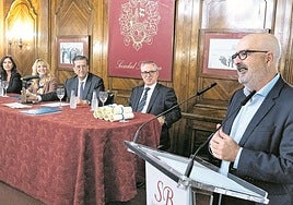 José Miguel Santamaría, durante su intervención ante la dirección del máster, las representantes del Gobierno vasco y la UPV, Enrique de Ybarra y el director de EL CORRE0.