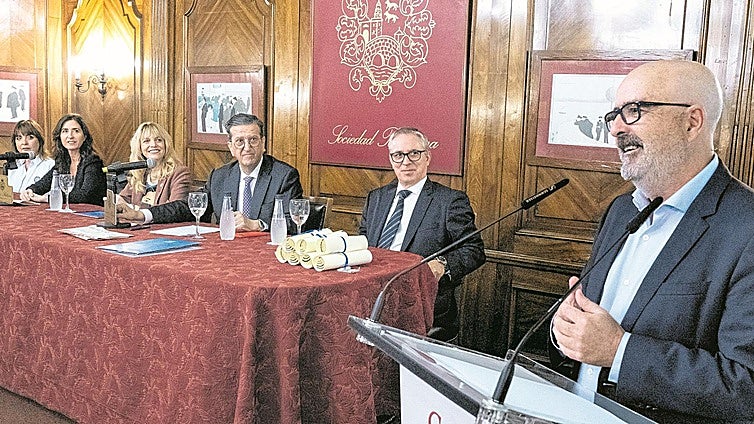 José Miguel Santamaría, durante su intervención ante la dirección del máster, las representantes del Gobierno vasco y la UPV, Enrique de Ybarra y el director de EL CORRE0.