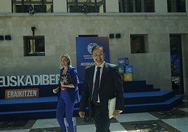 Alberto Martínez Ruiz , consejero salud , y Maria Ubarretxena , consejera de gobernanza