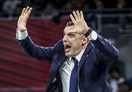 Galbiati pide calma a sus jugadores en un partido.