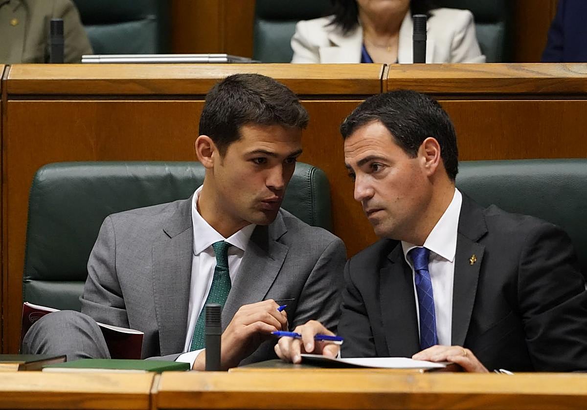 El portavoz del PNV en el Parlamento, Joseba Díez Antxustegi, y el lehendakari, Imanol Pradales