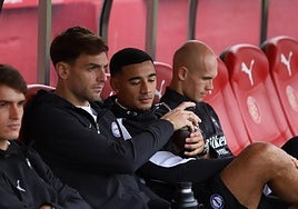 Lucas Boyé compartiendo mate con Benavídez en el banquillo de Montilivi.