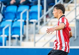 Iker Monreal realiza un pase en el partido frente al Tenerife.