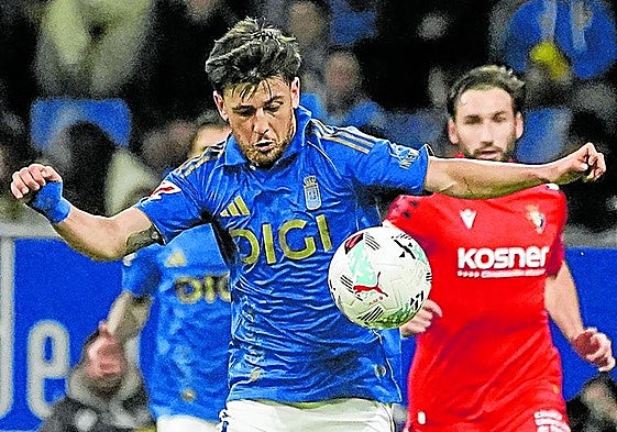 Reina, del Oviedo, controla el balón en el duelo contra Osasuna.
