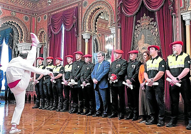 Condecoran a un mando de la Policía de Bilbao que faltó al respeto a ertzainas