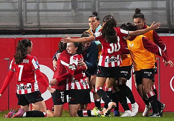 Las jugadoras rojiblancas celebran el segundo gol de Azkona.