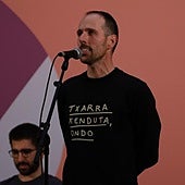 Xabat Galletebeitia, bertso bat botatzen.