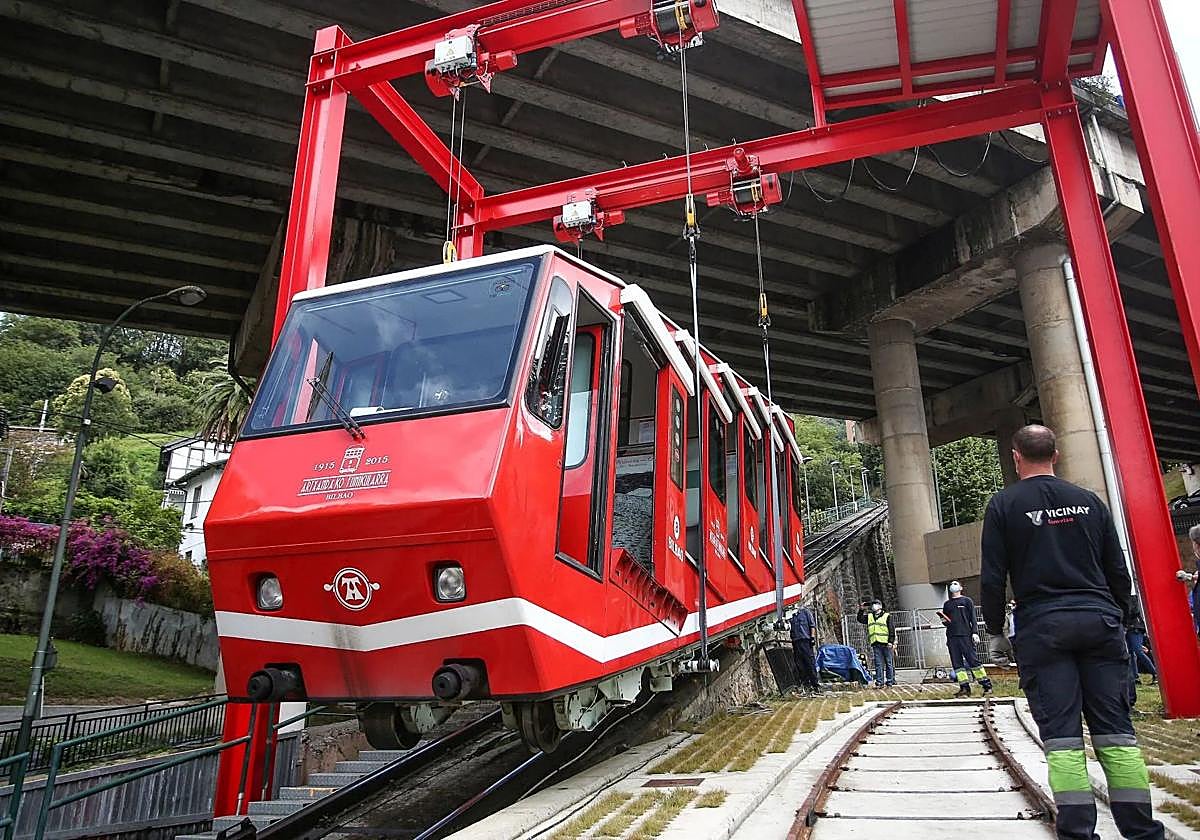 Labores de mantenimiento del funicular de Artxanda en una pasada ocasión.
