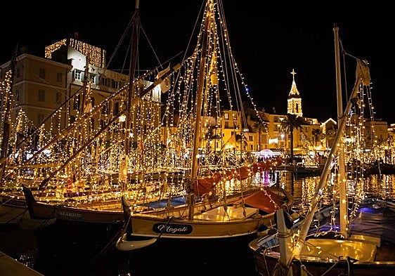 Los barcos son decorados con guirnaldas de luces led sobre el mar.
