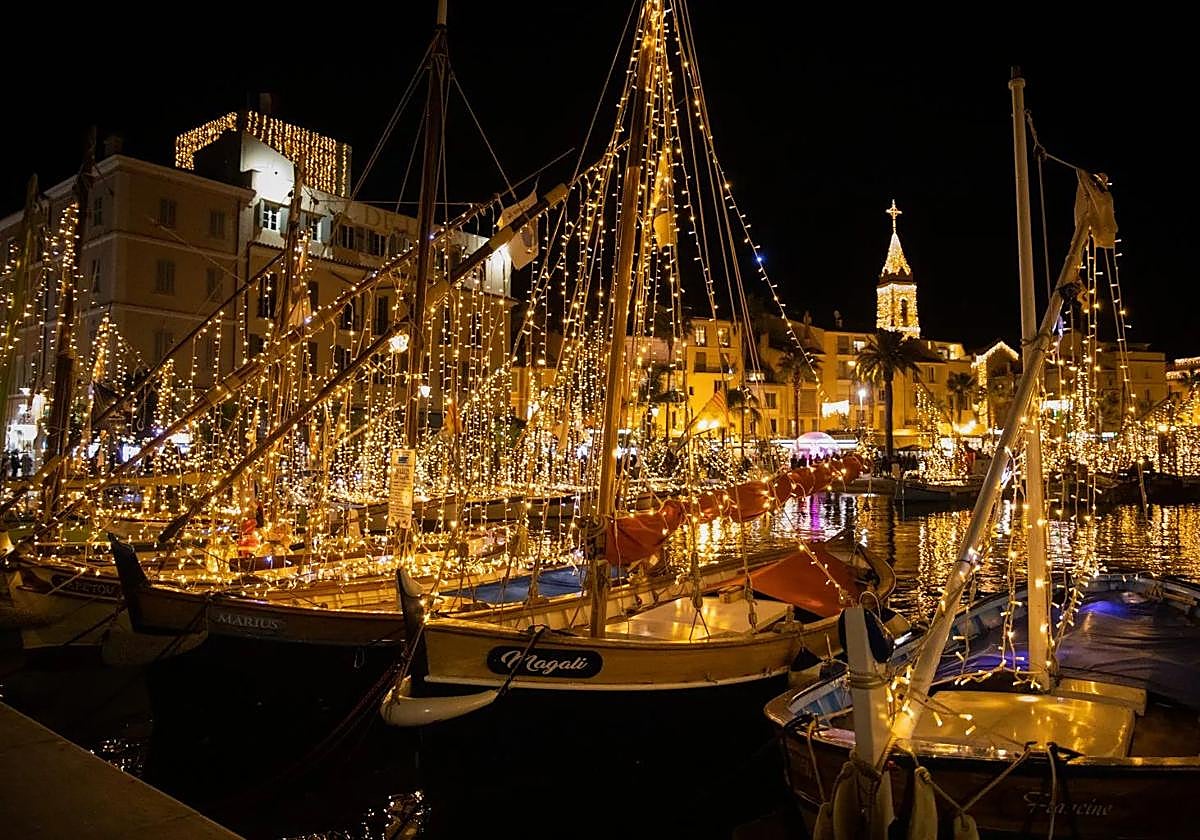 Los barcos son decorados con guirnaldas de luces led sobre el mar.