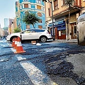 Asfalto dañado por el incendio de varios contenedores en la calle Labayru, en el barrio de Amezola, el 11 de octubre.
