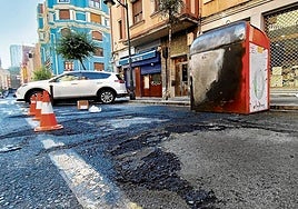 Asfalto dañado por el incendio de varios contenedores en la calle Labayru, en el barrio de Amezola, el 11 de octubre.