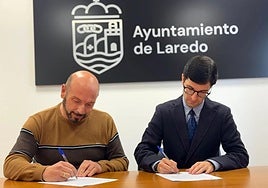 El alcalde (a la izquierda), junto al secretario municipal que renunciaría poco después de ser presentado oficialmente.