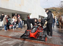El bólido en el punto de partida, frente al Bizkaia Aretoa.