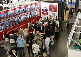 Desde la mañana ya había gente haciendo cola en los puestos de las inmobiliarias.