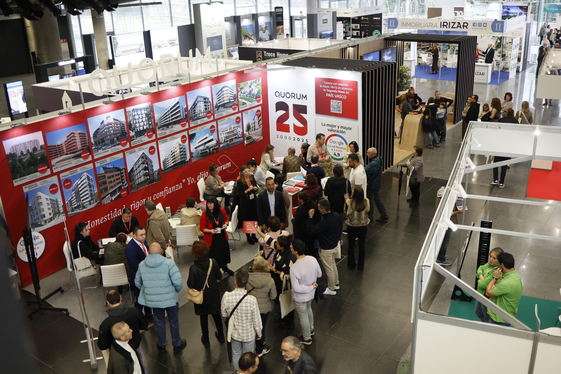 Desde la mañana ya había gente haciendo cola en los puestos de las inmobiliarias.