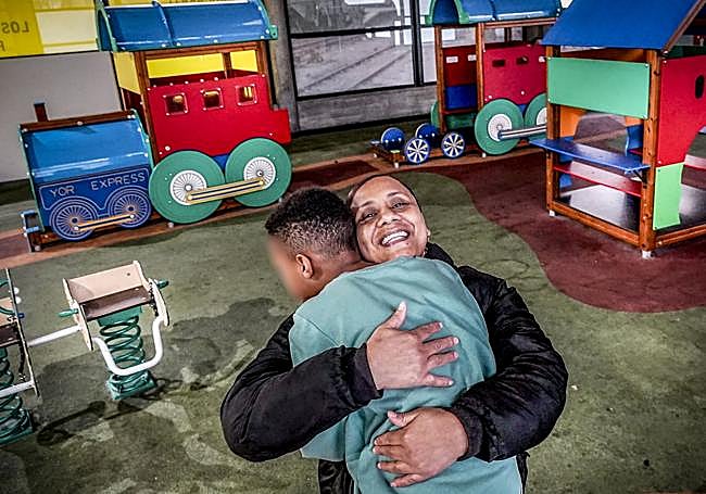 Janeth abraza a su nieto, que tiene en acogida desde hace cinco años.