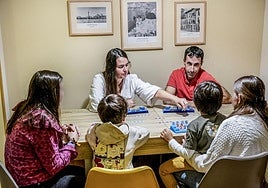 Jesús y Mamen tienen tres hijos y abrieron sus puertas a un niño de acogida.