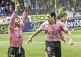 Magno celebra, con dedicatoria, el primer tanto europeo en Mendizorroza junto a Téllez.