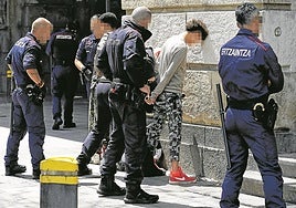 La Ertzaintza retiene a un delincuente.