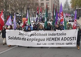 Manifestación en Vitoria durante una jornada de huelga en el sector público para exigir que las decisiones sobre salarios y empleo se tomen Euskadi.